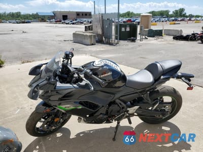 Trzecie zdjęcie samochodu z tyłu: 2025 KAWASAKI EX650 R VIN:ML5EXER19SDAE7445 - miniatura