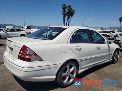 Trzecie zdjęcie samochodu z tyłu: 2005 MERCEDES-BENZ C 230K SPORT SEDAN VIN:WDBRF40J55F718104 - miniatura