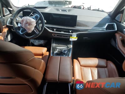 Zdjęcie 8 z 15 samochodu: 2024 BMW X7 M60I VIN:5UX33EM0XR9U89591 - miniatura