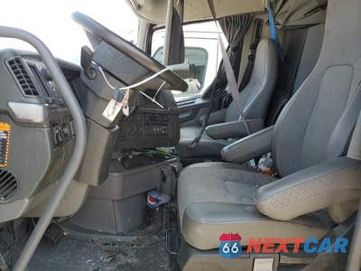 Piąte zdjęcie samochodu w środku: 2023 VOLVO VNL SEMI TRUCK VIN:4V4NC9EH9PN626552 - miniatura