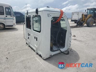 Czwarte zdjęcie samochodu z boku: 2023 FREIGHTLINER CASCADIA 126 TRUCK CAB VIN:XAKJHLDV7PSUJ9067 - miniatura