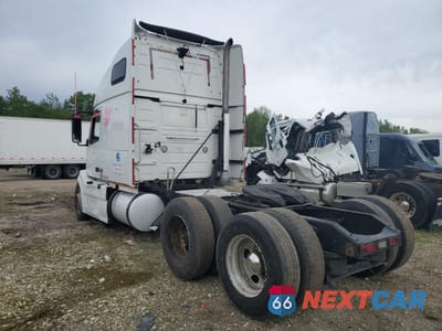 Trzecie zdjęcie samochodu z tyłu: 2012 VOLVO VNL SEMI TRUCK VIN:4V4NC9TG5CN548579 - miniatura