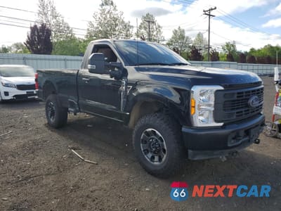 Czwarte zdjęcie samochodu z boku: 2023 FORD F350 SUPER DUTY VIN:1FTRF3BA6PEE07069 - miniatura
