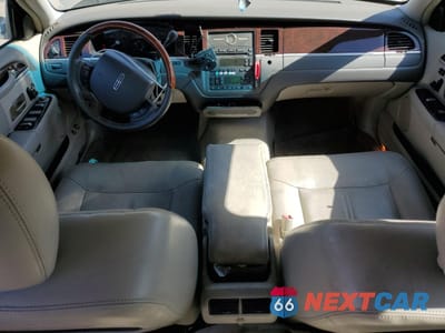Zdjęcie 8 z 12 samochodu: 2009 LINCOLN TOWN CAR SIGNATURE LIMITED VIN:2LNHM82V09X623546 - miniatura