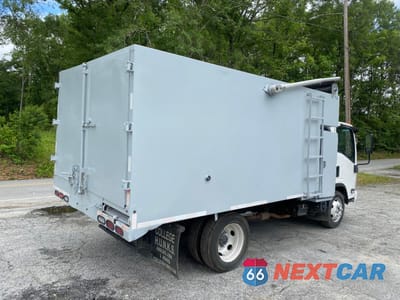 Czwarte zdjęcie samochodu z boku: 2022 ISUZU NRR VIN:54DE5W1L0NSR00682 - miniatura