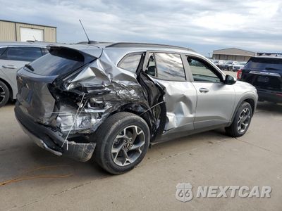 Trzecie zdjęcie samochodu z tyłu: 2025 CHEVROLET TRAX 1LT VIN:KL77LHEP7SC181204 - miniatura