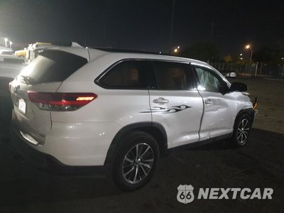 Trzecie zdjęcie samochodu z tyłu: 2019 TOYOTA HIGHLANDER SE VIN:5TDKZRFH9KS552418 - miniatura