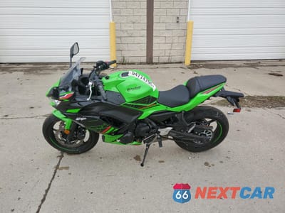 Trzecie zdjęcie samochodu z tyłu: 2023 KAWASAKI EX650 P VIN:ML5EXEP1XPDA99830 - miniatura