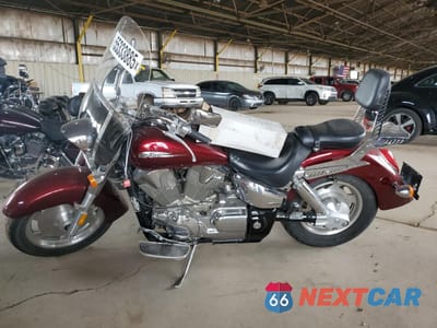 Trzecie zdjęcie samochodu z tyłu: 2006 HONDA VTX1300 R VIN:1HFSC52666A305638 - miniatura