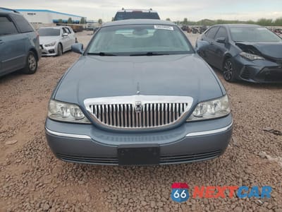 Piąte zdjęcie samochodu w środku: 2004 LINCOLN TOWN CAR ULTIMATE VIN:1LNHM83W74Y648282 - miniatura