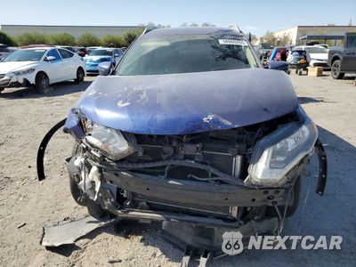Piąte zdjęcie samochodu w środku: 2018 NISSAN ROGUE S VIN:KNMAT2MT7JP594638 - miniatura