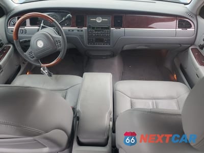 Zdjęcie 8 z 12 samochodu: 2004 LINCOLN TOWN CAR ULTIMATE VIN:1LNHM83W74Y648282 - miniatura