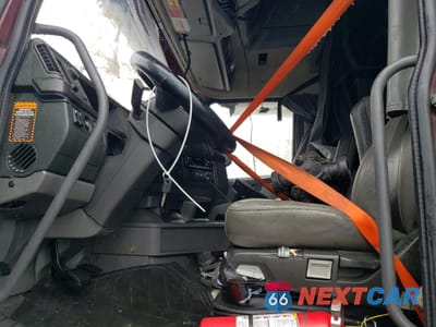 Piąte zdjęcie samochodu w środku: 2023 VOLVO VNL SEMI TRUCK VIN:4V4NC9EH6PN323972 - miniatura