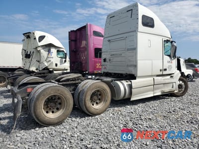 Czwarte zdjęcie samochodu z boku: 2015 VOLVO VN VNL VIN:4V4NC9EH1FN190259 - miniatura