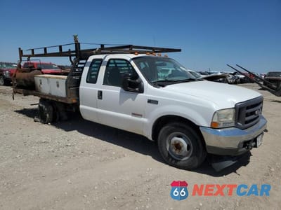 Czwarte zdjęcie samochodu z boku: 2004 FORD F350 SUPER DUTY VIN:1FDWX36PX4EC15630 - miniatura