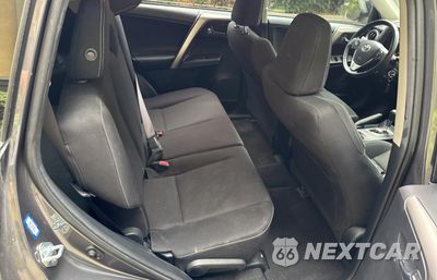 Zdjęcie 6 z 10 samochodu: 2017 TOYOTA RAV4 XLE VIN:JTMWFREV4HD100009 - miniatura