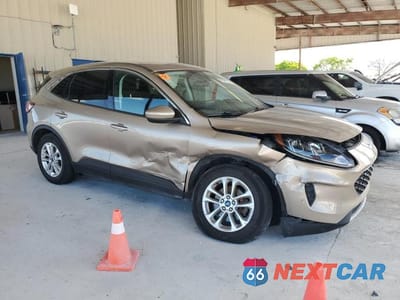 Czwarte zdjęcie samochodu z boku: 2021 FORD ESCAPE SE VIN:1FMCU0G63MUB00700 - miniatura