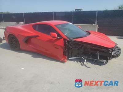 Czwarte zdjęcie samochodu z boku: 2023 CHEVROLET CORVETTE STINGRAY 1LT VIN:1G1YA2D46P5107701 - miniatura