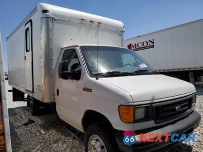 Czwarte zdjęcie samochodu z boku: 2006 FORD ECONOLINE E350 SUPER DUTY CUTAWAY VAN VIN:1FDWE35L66DA17172 - miniatura