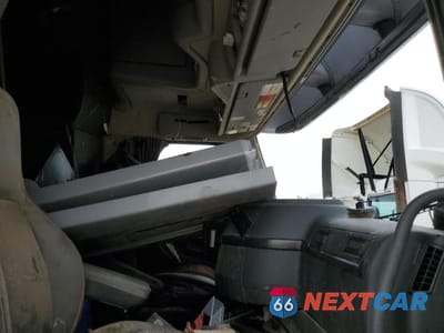Piąte zdjęcie samochodu w środku: 2022 VOLVO VNL VIN:4V4NC9EH8NN288574 - miniatura