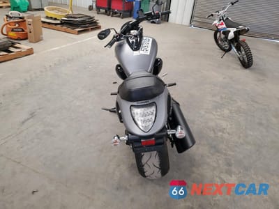 Czwarte zdjęcie samochodu z boku: 2016 SUZUKI VZR1800 VIN:JS1VY53A1G2100259 - miniatura