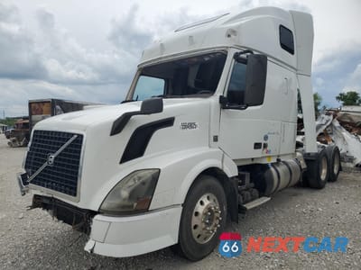 Drugie zdjęcie samochodu z przodu: 2013 VOLVO VNL SEMI TRUCK VIN:4V4NC9EG0DN135225 - miniatura