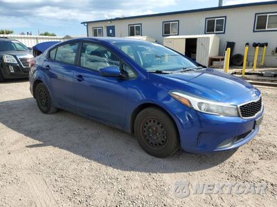 Czwarte zdjęcie samochodu z boku: 2017 KIA FORTE LX VIN:3KPFK4A70HE064064 - miniatura