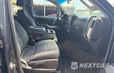 Piąte zdjęcie samochodu w środku: 2017 CHEVROLET SILVERADO K1500 LT VIN:3GCUKREC5HG335524 - miniatura