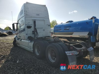 Trzecie zdjęcie samochodu z tyłu: 2023 VOLVO VN VNL VIN:4V4NC9EH8PN327165 - miniatura