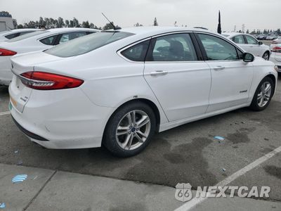 Trzecie zdjęcie samochodu z tyłu: 2018 FORD FUSION SE HYBRID VIN:3FA6P0LU4JR172124 - miniatura