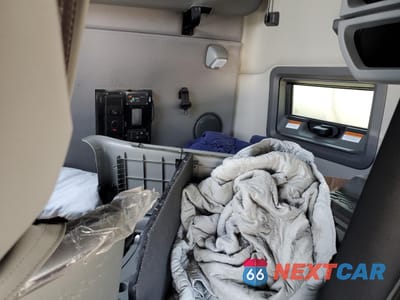 Zdjęcie 6 z 10 samochodu: 2023 VOLVO VNL SEMI TRUCK VIN:4V4NC9EH9PN626552 - miniatura