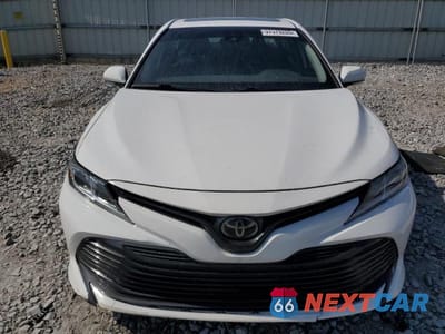 Piąte zdjęcie samochodu w środku: 2019 TOYOTA CAMRY L VIN:4T1B11HK9KU691554 - miniatura