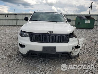Piąte zdjęcie samochodu w środku: 2018 JEEP GRAND CHEROKEE LAREDO VIN:1C4RJFAGXJC352702 - miniatura