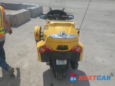 Czwarte zdjęcie samochodu z boku: 2013 CAN-AM SPYDER ROADSTER RT VIN:2BXNBBC11DV004397 - miniatura