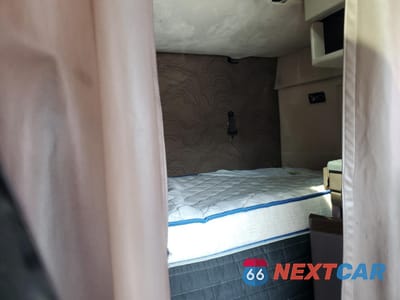 Zdjęcie 6 z 11 samochodu: 2015 VOLVO VN VNL VIN:4V4NC9EH1FN190259 - miniatura