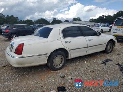Trzecie zdjęcie samochodu z tyłu: 2002 LINCOLN TOWN CAR EXECUTIVE VIN:1LNHM81W02Y613809 - miniatura