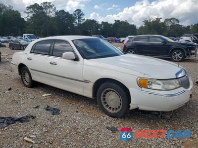 Czwarte zdjęcie samochodu z boku: 2002 LINCOLN TOWN CAR EXECUTIVE VIN:1LNHM81W02Y613809 - miniatura