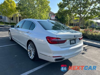 Trzecie zdjęcie samochodu z tyłu: 2019 BMW 750 I VIN:WBA7F0C53KGM25935 - miniatura