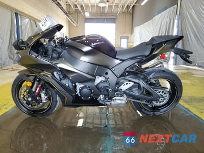Trzecie zdjęcie samochodu z tyłu: 2023 KAWASAKI ZX1002 M VIN:JKBZXVM18PA005279 - miniatura