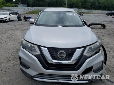 Piąte zdjęcie samochodu w środku: 2018 NISSAN ROGUE S VIN:KNMAT2MV0JP512881 - miniatura