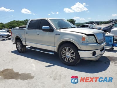Czwarte zdjęcie samochodu z boku: 2006 LINCOLN MARK LT VIN:5LTPW16576FJ25506 - miniatura