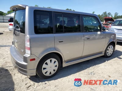 Trzecie zdjęcie samochodu z tyłu: 2006 TOYOTA SCION XB VIN:JTLKT324X64080480 - miniatura