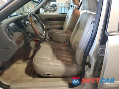 Zdjęcie 7 z 12 samochodu: 2010 MERCURY GRAND MARQUIS LS VIN:2MEBM7FV9AX622090 - miniatura