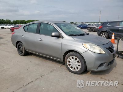 Czwarte zdjęcie samochodu z boku: 2013 NISSAN VERSA S VIN:3N1CN7AP5DL821612 - miniatura