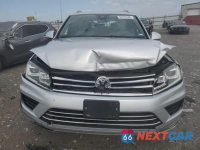 Piąte zdjęcie samochodu w środku: 2017 VOLKSWAGEN TOUAREG VIN:WVGRF7BP2HD001093 - miniatura