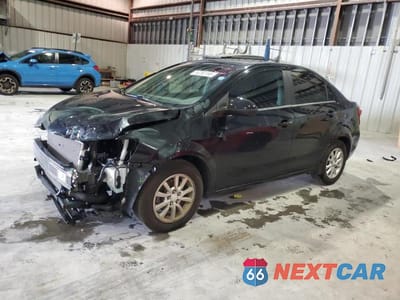 2020 CHEVROLET SONIC LT 1G1JD5SB8L4111213 - główne zdjęcie licytacji z USA - miniatura