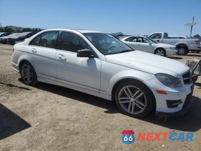 Czwarte zdjęcie samochodu z boku: 2013 MERCEDES-BENZ C 250 VIN:WDDGF4HB1DA851112 - miniatura