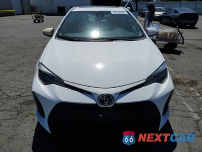 Piąte zdjęcie samochodu w środku: 2017 TOYOTA COROLLA L VIN:5YFBURHEXHP615075 - miniatura