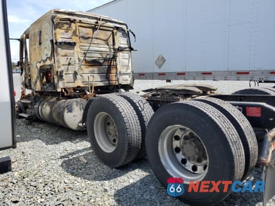 Trzecie zdjęcie samochodu z tyłu: 2016 VOLVO VN VNL VIN:4V4NC9EH4GN953019 - miniatura