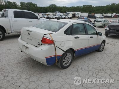 Trzecie zdjęcie samochodu z tyłu: 2010 FORD FOCUS SE VIN:1FAHP3FN8AW281763 - miniatura